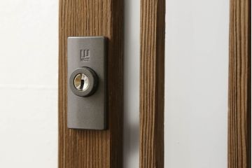 格子戸をリペア&カスタム!引手・金網・鍵・戸車を取り付け。新規製作した戸枠のみ現状の色味を活かして塗装。(引き戸、玄関戸)