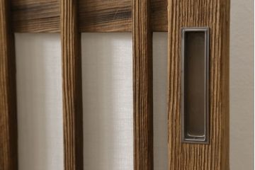 格子戸をリペア&カスタム!引手・金網・鍵・戸車を取り付け。新規製作した戸枠のみ現状の色味を活かして塗装。(引き戸、玄関戸)