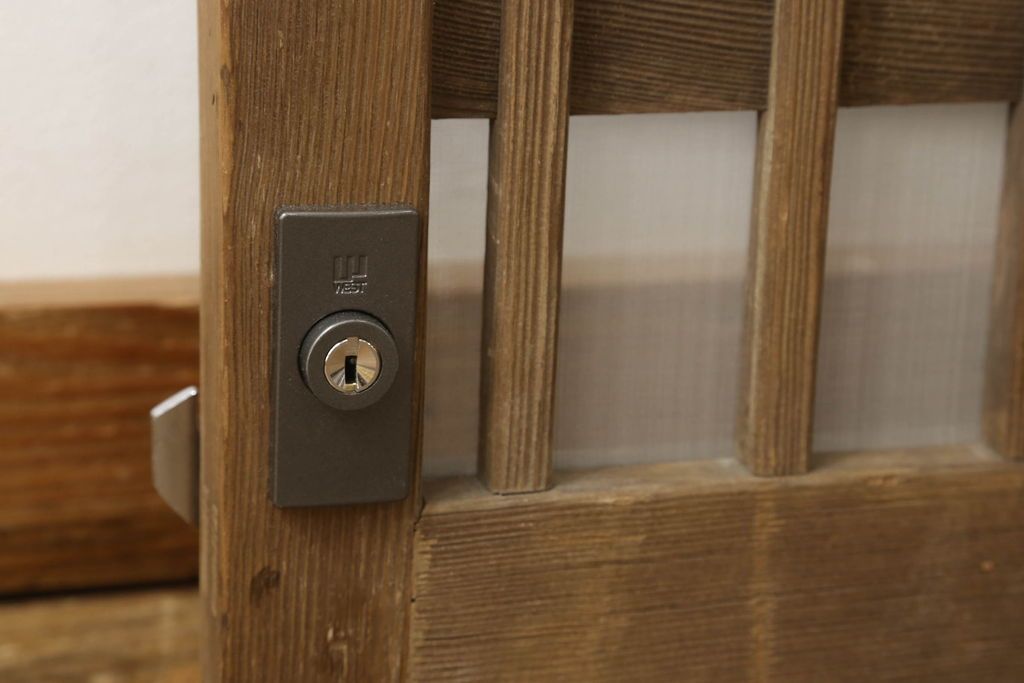 格子戸をリペア&カスタム!引手・金網・鍵・戸車を取り付け。新規製作した戸枠のみ現状の色味を活かして塗装。(引き戸、玄関戸)