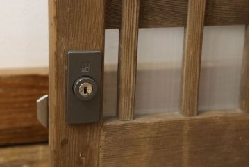 格子戸をリペア&カスタム!引手・金網・鍵・戸車を取り付け。新規製作した戸枠のみ現状の色味を活かして塗装。(引き戸、玄関戸)