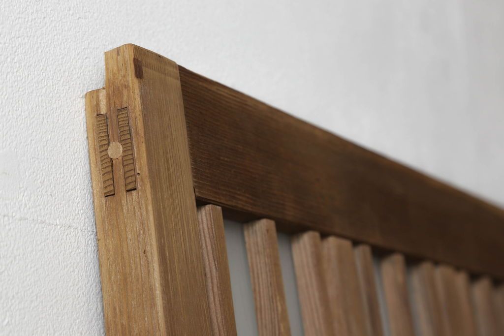 格子戸をリペア&カスタム!引手・金網・鍵・戸車を取り付け。新規製作した戸枠のみ現状の色味を活かして塗装。(引き戸、玄関戸)