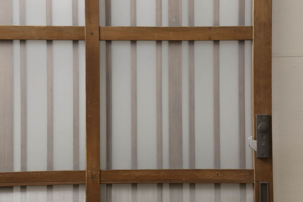 格子戸をリペア&カスタム!引手・金網・鍵・戸車を取り付け。新規製作した戸枠のみ現状の色味を活かして塗装。(引き戸、玄関戸)