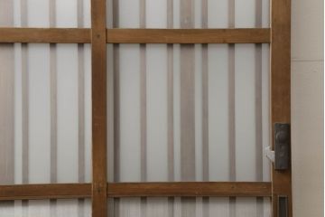 格子戸をリペア&カスタム!引手・金網・鍵・戸車を取り付け。新規製作した戸枠のみ現状の色味を活かして塗装。(引き戸、玄関戸)