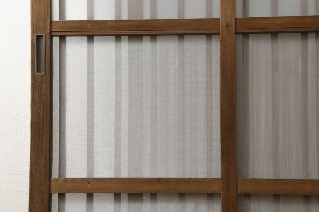 格子戸をリペア&カスタム!引手・金網・鍵・戸車を取り付け。新規製作した戸枠のみ現状の色味を活かして塗装。(引き戸、玄関戸)