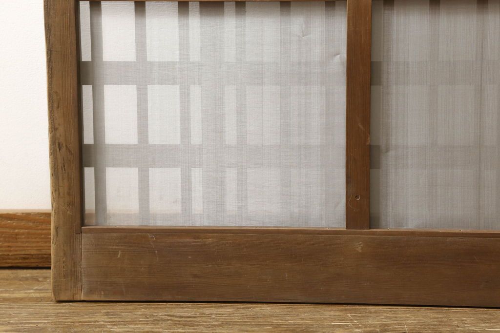 格子戸をリペア&カスタム!引手・金網・鍵・戸車を取り付け。新規製作した戸枠のみ現状の色味を活かして塗装。(引き戸、玄関戸)