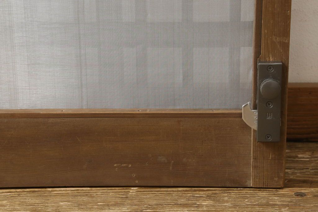 格子戸をリペア&カスタム!引手・金網・鍵・戸車を取り付け。新規製作した戸枠のみ現状の色味を活かして塗装。(引き戸、玄関戸)