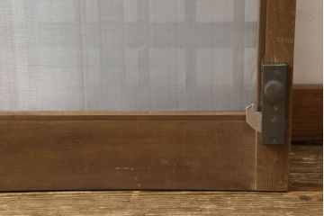 格子戸をリペア&カスタム!引手・金網・鍵・戸車を取り付け。新規製作した戸枠のみ現状の色味を活かして塗装。(引き戸、玄関戸)