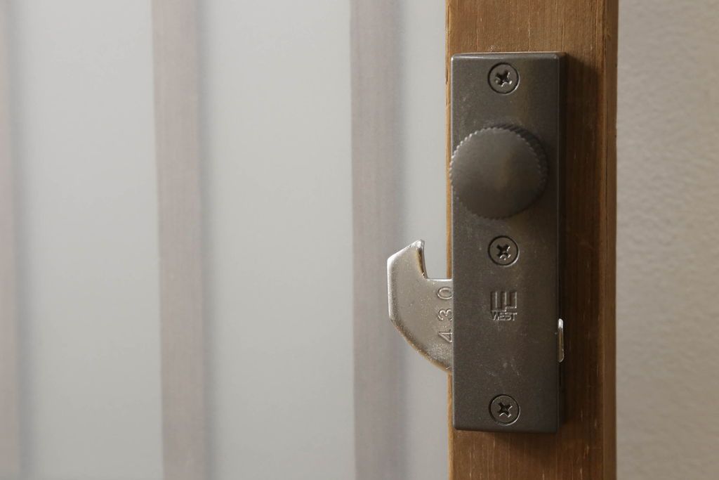 格子戸をリペア&カスタム!引手・金網・鍵・戸車を取り付け。新規製作した戸枠のみ現状の色味を活かして塗装。(引き戸、玄関戸)