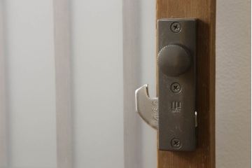 格子戸をリペア&カスタム!引手・金網・鍵・戸車を取り付け。新規製作した戸枠のみ現状の色味を活かして塗装。(引き戸、玄関戸)