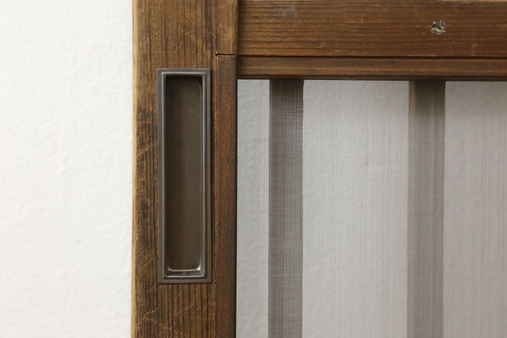 格子戸をリペア&カスタム!引手・金網・鍵・戸車を取り付け。新規製作した戸枠のみ現状の色味を活かして塗装。(引き戸、玄関戸)