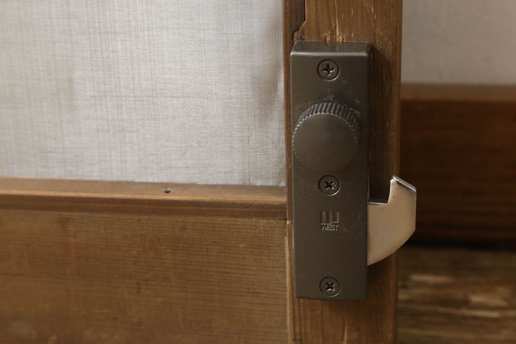 格子戸をリペア&カスタム!引手・金網・鍵・戸車を取り付け。新規製作した戸枠のみ現状の色味を活かして塗装。(引き戸、玄関戸)