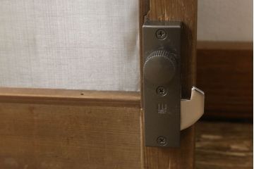 格子戸をリペア&カスタム!引手・金網・鍵・戸車を取り付け。新規製作した戸枠のみ現状の色味を活かして塗装。(引き戸、玄関戸)