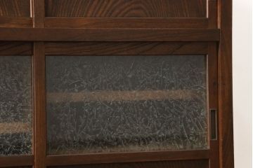 関東水屋箪笥をリペア&カスタム!既存のガラスから結霜ガラスに取り替え、中段引き戸内を中央縦方向に左右を分割し、取り外し可能な棚板を取り付け、取っ手を交換。本体は現状のお品物に合わせて1トーン程落ち着いた色に着色し、修繕箇所は本体と馴染ませ仕上げ。(食器棚、キャビネット、収納棚)