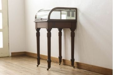脚付きガラスケースをリペア&カスタム!底面の鏡を新品に交換。木部は現状の品物に合わせて1トーン程落ち着いた色に着色。(ショーケース、陳列棚)