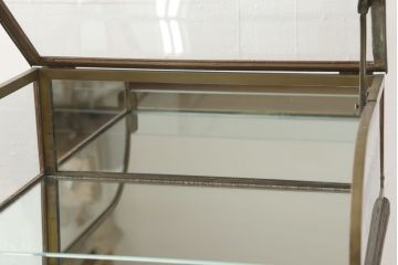 脚付きガラスケースをリペア&カスタム!底面の鏡を新品に交換。木部は現状の品物に合わせて1トーン程落ち着いた色に着色。(ショーケース、陳列棚)