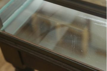 脚付きガラスケースをリペア&カスタム!底面の鏡を新品に交換。木部は現状の品物に合わせて1トーン程落ち着いた色に着色。(ショーケース、陳列棚)