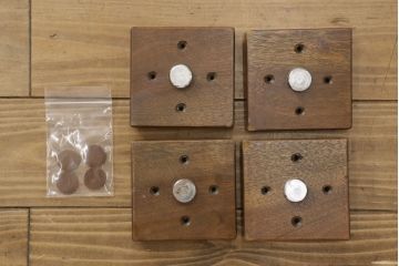 ダイニングテーブルをリペア&カスタム!脚の指定箇所をカットしビスにて取り付け、取りはずし可能な仕様に。本体は現状のお品物に合わせて1トーン程落ち着いた色に着色し、修繕箇所は本体と馴染むように。(2人掛け、4人掛け)