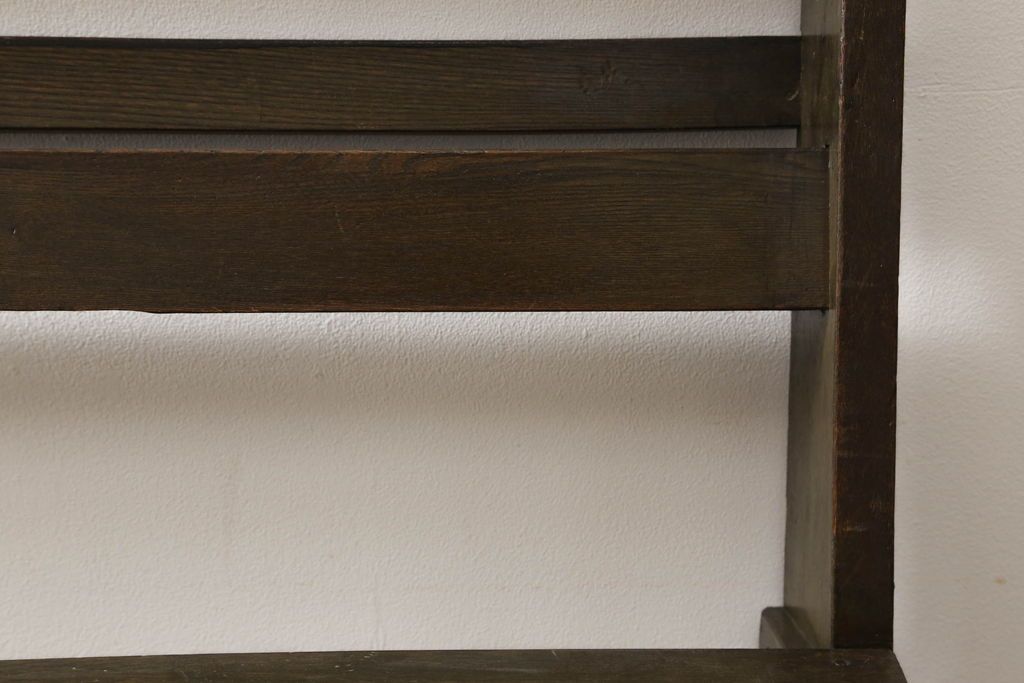 チャーチベンチをリペア&カスタム!脚の四隅にL字型の金具を取り付け強度の補強。現状の品物に合わせて1トーン程落ち着いた色に着色。(木製ベンチ、長椅子、ベンチ)