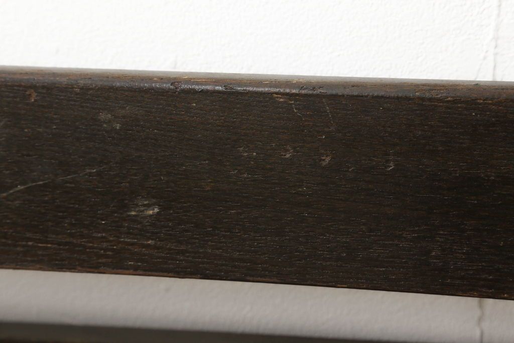 チャーチベンチをリペア&カスタム!脚の四隅にL字型の金具を取り付け強度の補強。現状の品物に合わせて1トーン程落ち着いた色に着色。(木製ベンチ、長椅子、ベンチ)