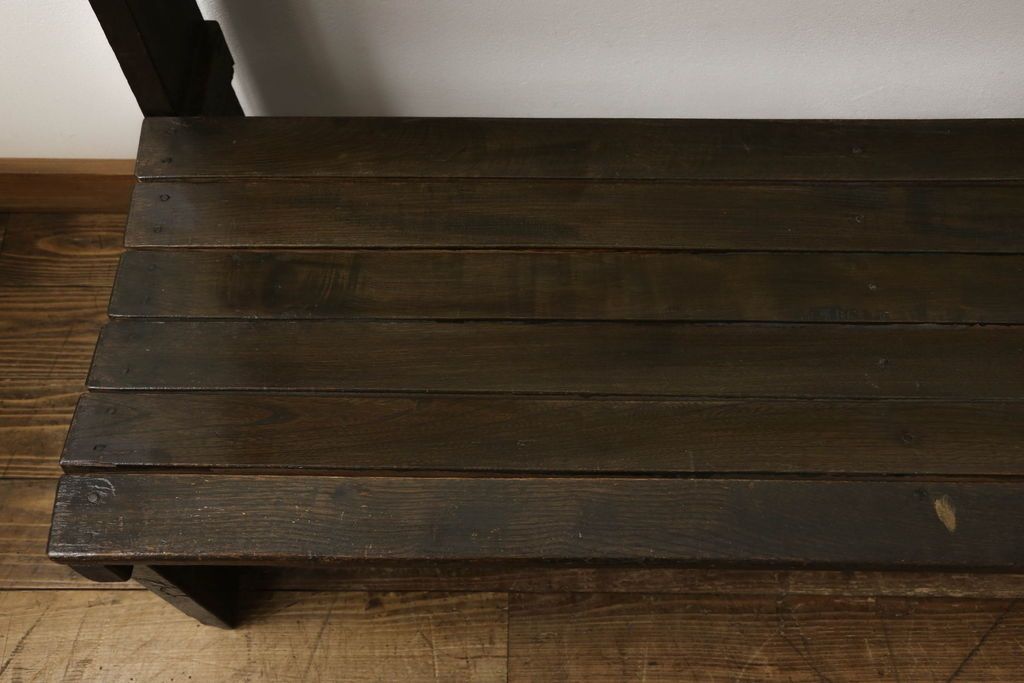 チャーチベンチをリペア&カスタム!脚の四隅にL字型の金具を取り付け強度の補強。現状の品物に合わせて1トーン程落ち着いた色に着色。(木製ベンチ、長椅子、ベンチ)