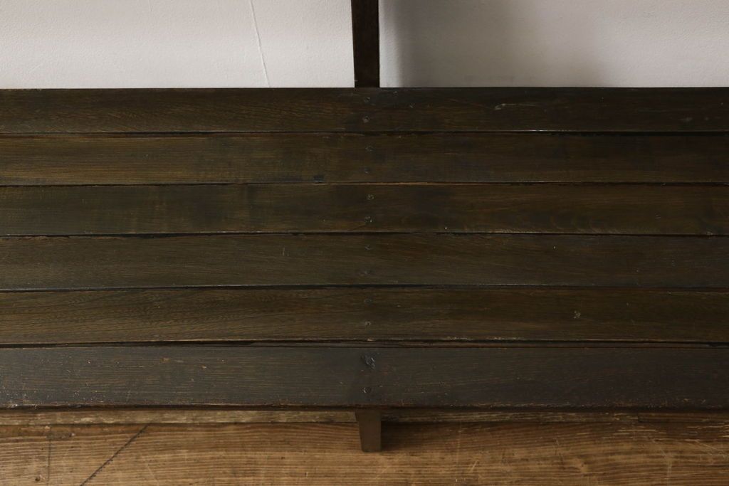 チャーチベンチをリペア&カスタム!脚の四隅にL字型の金具を取り付け強度の補強。現状の品物に合わせて1トーン程落ち着いた色に着色。(木製ベンチ、長椅子、ベンチ)