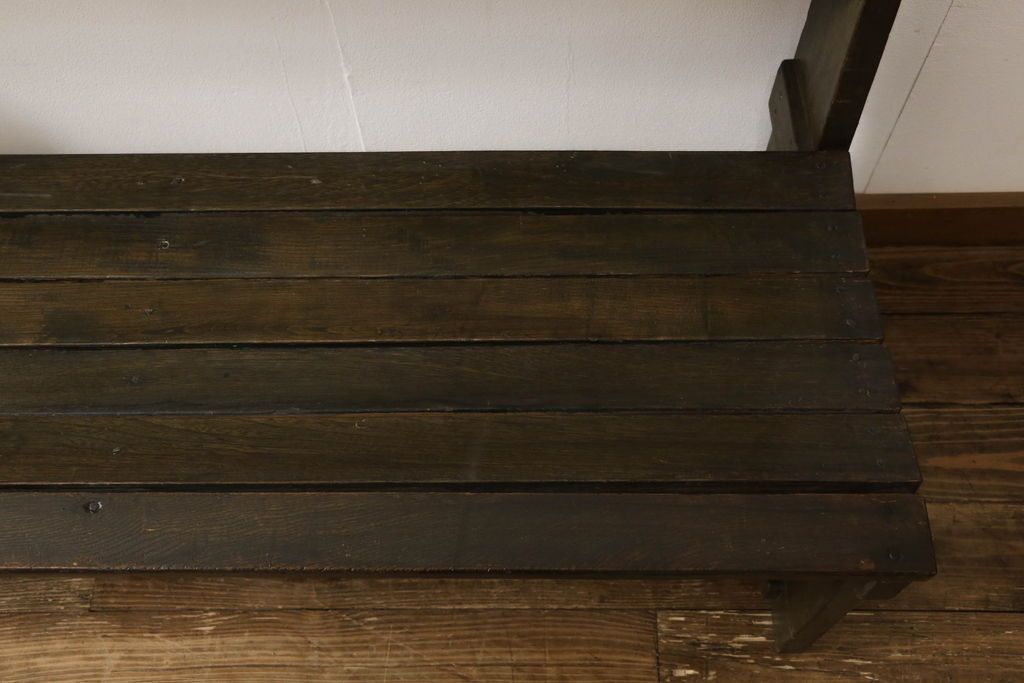 チャーチベンチをリペア&カスタム!脚の四隅にL字型の金具を取り付け強度の補強。現状の品物に合わせて1トーン程落ち着いた色に着色。(木製ベンチ、長椅子、ベンチ)