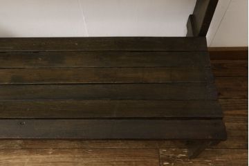チャーチベンチをリペア&カスタム!脚の四隅にL字型の金具を取り付け強度の補強。現状の品物に合わせて1トーン程落ち着いた色に着色。(木製ベンチ、長椅子、ベンチ)