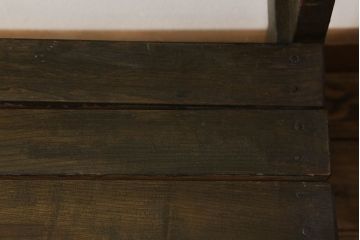 チャーチベンチをリペア&カスタム!脚の四隅にL字型の金具を取り付け強度の補強。現状の品物に合わせて1トーン程落ち着いた色に着色。(木製ベンチ、長椅子、ベンチ)
