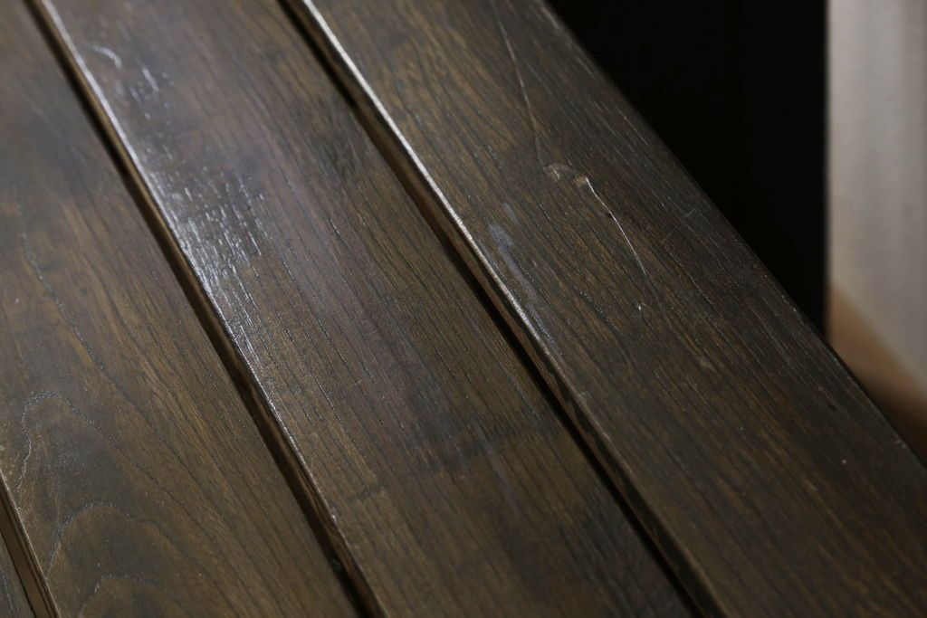 チャーチベンチをリペア&カスタム!脚の四隅にL字型の金具を取り付け強度の補強。現状の品物に合わせて1トーン程落ち着いた色に着色。(木製ベンチ、長椅子、ベンチ)