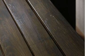 チャーチベンチをリペア&カスタム!脚の四隅にL字型の金具を取り付け強度の補強。現状の品物に合わせて1トーン程落ち着いた色に着色。(木製ベンチ、長椅子、ベンチ)