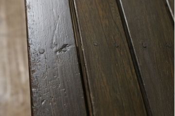 チャーチベンチをリペア&カスタム!脚の四隅にL字型の金具を取り付け強度の補強。現状の品物に合わせて1トーン程落ち着いた色に着色。(木製ベンチ、長椅子、ベンチ)