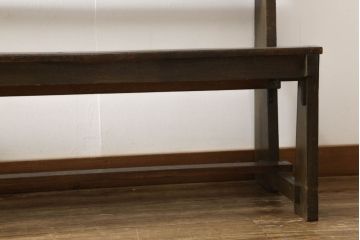 チャーチベンチをリペア&カスタム!脚の四隅にL字型の金具を取り付け強度の補強。現状の品物に合わせて1トーン程落ち着いた色に着色。(木製ベンチ、長椅子、ベンチ)