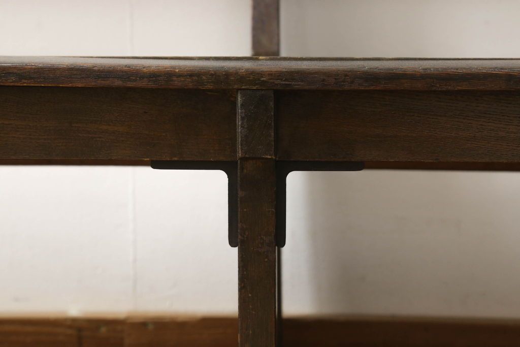 チャーチベンチをリペア&カスタム!脚の四隅にL字型の金具を取り付け強度の補強。現状の品物に合わせて1トーン程落ち着いた色に着色。(木製ベンチ、長椅子、ベンチ)