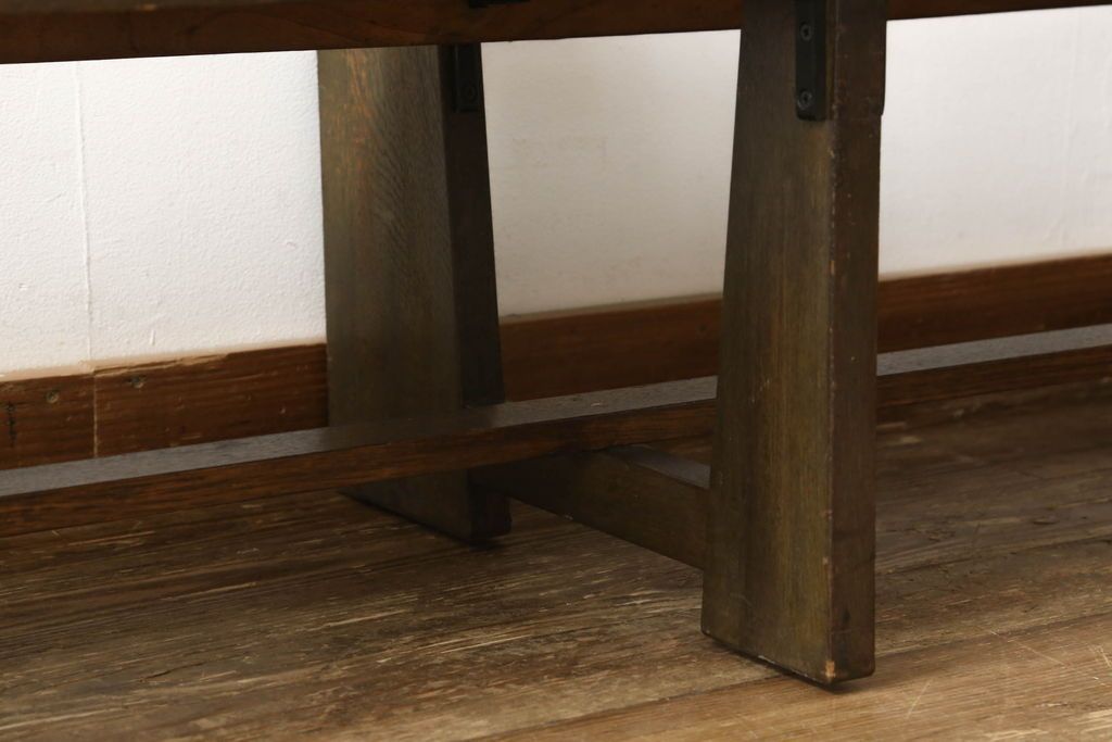チャーチベンチをリペア&カスタム!脚の四隅にL字型の金具を取り付け強度の補強。現状の品物に合わせて1トーン程落ち着いた色に着色。(木製ベンチ、長椅子、ベンチ)
