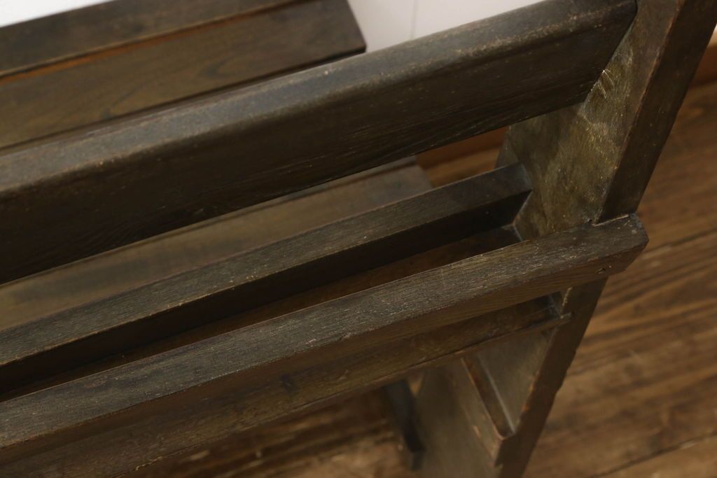 チャーチベンチをリペア&カスタム!脚の四隅にL字型の金具を取り付け強度の補強。現状の品物に合わせて1トーン程落ち着いた色に着色。(木製ベンチ、長椅子、ベンチ)