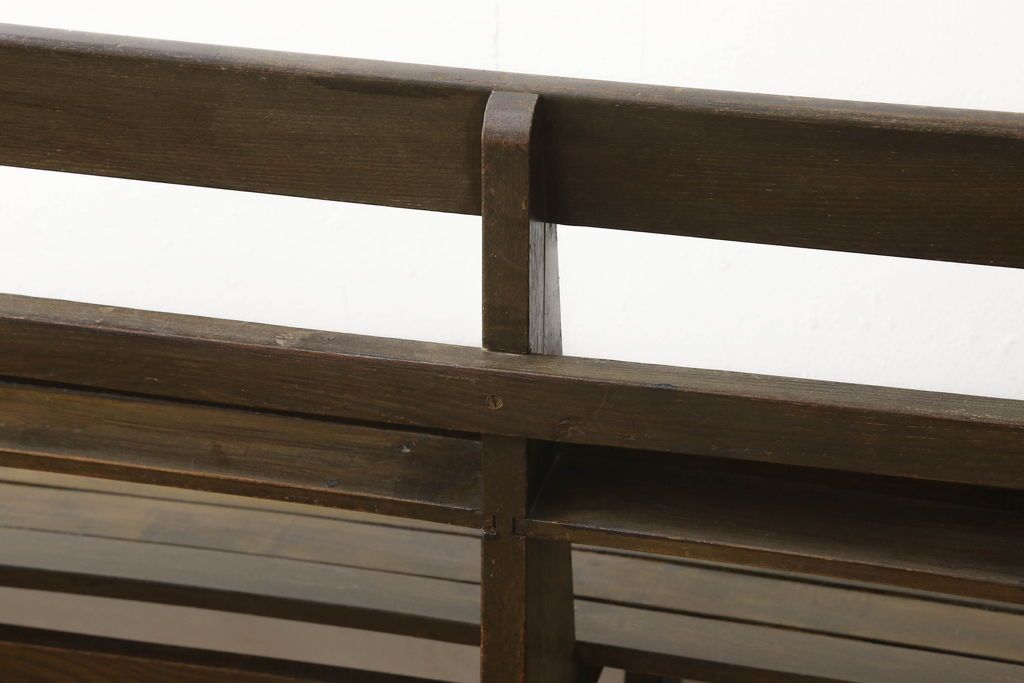 チャーチベンチをリペア&カスタム!脚の四隅にL字型の金具を取り付け強度の補強。現状の品物に合わせて1トーン程落ち着いた色に着色。(木製ベンチ、長椅子、ベンチ)