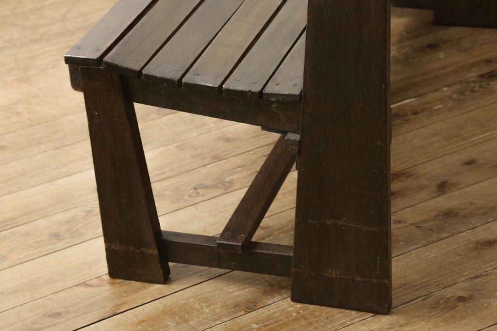 チャーチベンチをリペア&カスタム!脚の四隅にL字型の金具を取り付け強度の補強。現状の品物に合わせて1トーン程落ち着いた色に着色。(木製ベンチ、長椅子、ベンチ)