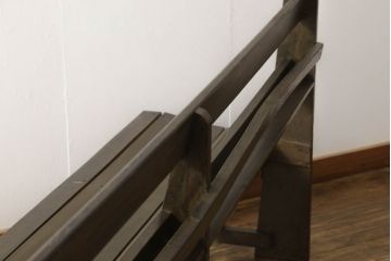 チャーチベンチをリペア&カスタム!脚の四隅にL字型の金具を取り付け強度の補強。現状の品物に合わせて1トーン程落ち着いた色に着色。(木製ベンチ、長椅子、ベンチ)