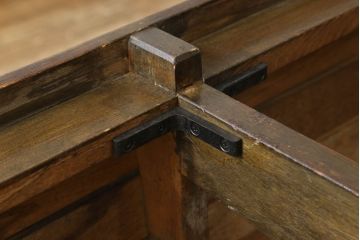 チャーチベンチをリペア&カスタム!脚の四隅にL字型の金具を取り付け強度の補強。現状の品物に合わせて1トーン程落ち着いた色に着色。(木製ベンチ、長椅子、ベンチ)