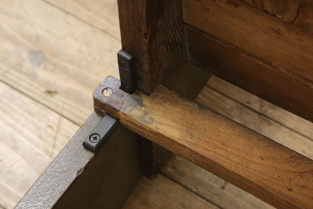 チャーチベンチをリペア&カスタム!脚の四隅にL字型の金具を取り付け強度の補強。現状の品物に合わせて1トーン程落ち着いた色に着色。(木製ベンチ、長椅子、ベンチ)