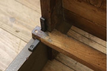 チャーチベンチをリペア&カスタム!脚の四隅にL字型の金具を取り付け強度の補強。現状の品物に合わせて1トーン程落ち着いた色に着色。(木製ベンチ、長椅子、ベンチ)