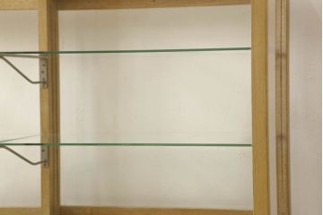 ガラスケースの見た目を変えずに綺麗にリペア!本体は着色・ペイントはせず現状の色味を活かし、木部の脚部裏側の色味は元の黒色のまま着色。(ショーケース、陳列棚、飾り棚、店舗什器)