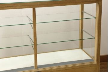 ガラスケースの見た目を変えずに綺麗にリペア!本体は着色・ペイントはせず現状の色味を活かし、木部の脚部裏側の色味は元の黒色のまま着色。(ショーケース、陳列棚、飾り棚、店舗什器)