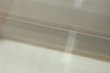 ガラスケースの見た目を変えずに綺麗にリペア!本体は着色・ペイントはせず現状の色味を活かし、木部の脚部裏側の色味は元の黒色のまま着色。(ショーケース、陳列棚、飾り棚、店舗什器)