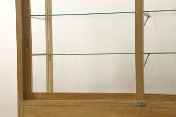 ガラスケースの見た目を変えずに綺麗にリペア!本体は着色・ペイントはせず現状の色味を活かし、木部の脚部裏側の色味は元の黒色のまま着色。(ショーケース、陳列棚、飾り棚、店舗什器)