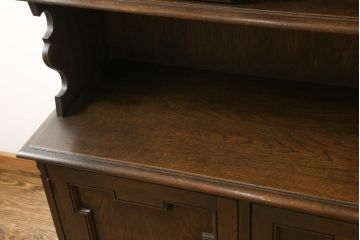 キャビネットをリペア&カスタム!中段右端下に配線用の穴あけ加工。修繕箇所は本体と馴染ませ、現状のお品物に合わせて1トーン程落ち着いた色に着色。(食器棚、カップボード、収納棚、飾り棚、ヴィンテージ)