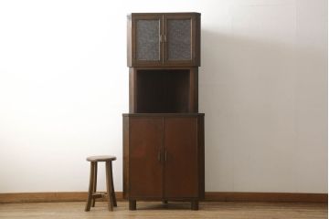 コーナーキャビネットの見た目を変えずに綺麗にリペア!修繕箇所は本体と馴染ませ、現状の品物に合わせて1トーン程落ち着いた色に着色。(コーナーシェルフ、戸棚、収納棚)