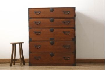 重ね箪笥の見た目を変えずに綺麗にリペア!本体は色味のムラがなくなるように現状の色味をベースにワントーンほど濃い色味で仕上げ。(和箪笥、衣装箪笥)