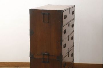 重ね箪笥の見た目を変えずに綺麗にリペア!本体は色味のムラがなくなるように現状の色味をベースにワントーンほど濃い色味で仕上げ。(和箪笥、衣装箪笥)