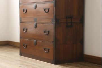 重ね箪笥の見た目を変えずに綺麗にリペア!本体は色味のムラがなくなるように現状の色味をベースにワントーンほど濃い色味で仕上げ。(和箪笥、衣装箪笥)